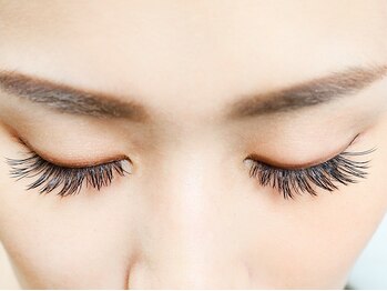 ネイルエステサロンC&Mの写真/眉を整えてお顔の印象UP♪プロの技術で毎日のメイクやお手入れも簡単&時短★マスク姿に自信◎