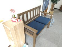 ほぐし処 松仁堂/背もたれ付きの待合椅子