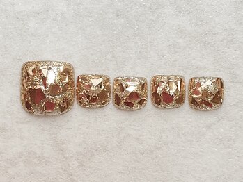 ゴールドで華やかなデザイン