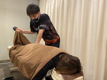 橿原たくみ整体院/足の施術風景