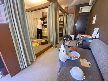 子育てママの整体サロン/施術中のお子様の様子