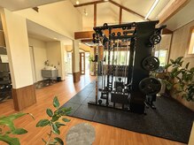 オーラ(AURA)の雰囲気(日中は窓から光が差し込み、気持ちの良いトレーニングができます)