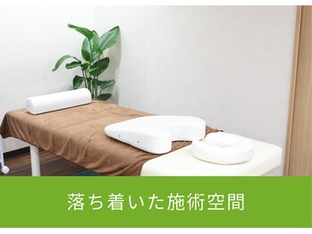 十三 プライベートラボ 整骨院(十三 Private labo 整骨院)/緑のある落ち着いた施術スペース