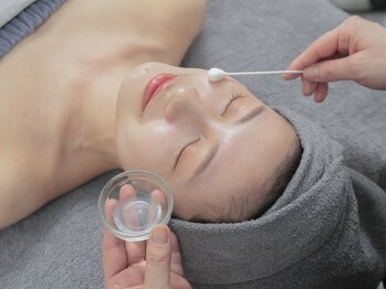 ナデカ(NADEKA)の写真/【40代からの大人の肌悩みに】シミ・たるみ改善＆艶UP！白玉ホワイトピーリングでワントーン明るい素肌へ♪
