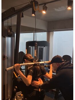 ジムニキサロン(GYM Niki Salon)/肩甲骨を動かします！