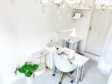 ネイルサロン ブリンーブリン Nail Salon bling-blingの雰囲気（白を基調とした小さな癒しのネイルサロン）