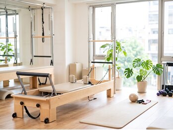 Relier by Rakune Pilates+Cafe【9/1 NEW OPEN(予定)】の写真/【姿勢改善×美ボディ】専用器具を使った本格トレーニングで健康的な体へ導く!大人女性に大人気のサロン◎