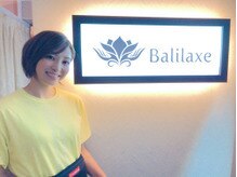 バリラグゼ(Bali laxe)の雰囲気（佐藤あり紗さんをサポートしています。店内にはポスターも！）