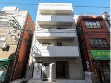 ツーオーツー(202)の雰囲気（白い建物となります！こちらの2F/202号室です☆）
