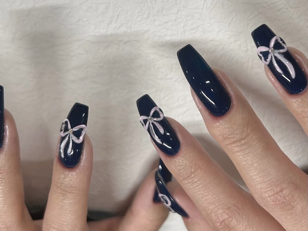 2025年-2026年冬トレンド】ネイビー リボン ハンドのネイルデザイン集