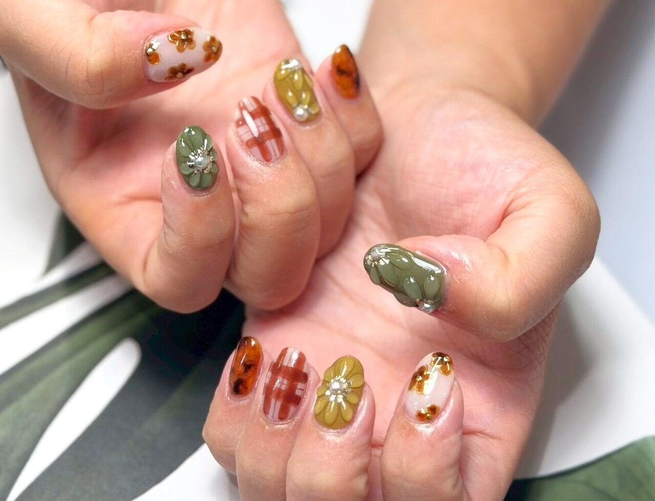 2025年-2026年冬トレンド】グリーン フラワーのネイルデザイン集｜人気