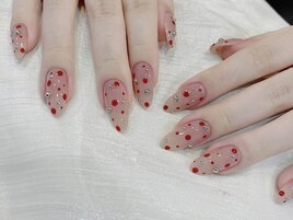 最近トレンドの大人ドットネイル