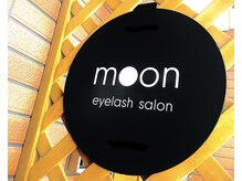 ムーン(moon)の雰囲気（入り口の横に看板ございます。）