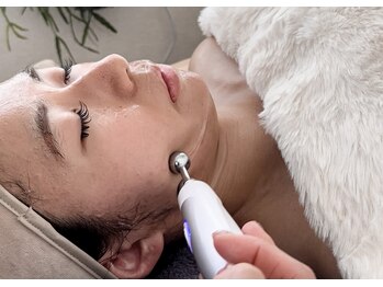 サロンドソエ(Salon de Soe)の写真/千葉駅で小顔を目指す方へ 首肩から整えて毛穴洗浄、すっきりフェイスラインまで。