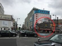 斜め右前方に見える大通りを、マクドナルド側に渡って直進します。