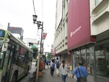 1分ほど直進し、右手にある高島屋を通過します。