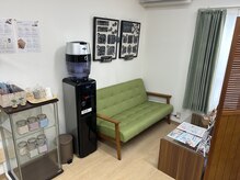 ナオ鍼灸院(Nao鍼灸院)の雰囲気（【待合室】水素水サーバー/漢方ハーブティーご自由にどうぞ）