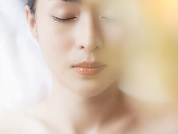 ヨサパーク ミラー(YOSAPARK Mirror)の写真/10種類のハーブと超微細ミストで毛穴レス＆艶々のお肌に♪水素吸入もプラスして小顔にしっかりコミット！