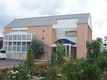 ベルビー 西尾本店の雰囲気(お店前の広々としたガーデンでお客様をお出迎え!)