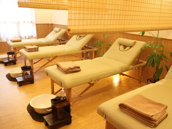 グッドリフレ 梅屋敷店/明るく開放感のある店内