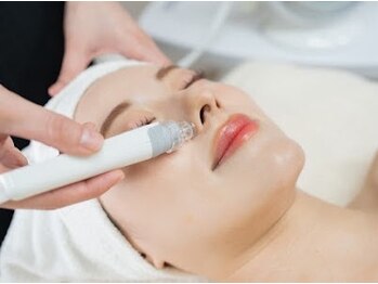 ユイット ルッカ(Huit Lucca)の写真/ざらつきスッキリ【ハイドロフェイシャルで毛穴洗浄】頑固な毛穴汚れや黒ずみをごっそり徹底除去&引き締め!