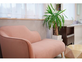 メグサロン(megu salon)/待合・ソファー