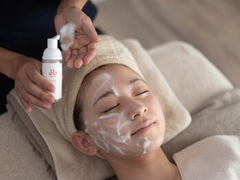 ヘアーアンドエステティック ヴェリス(hair&esthetic Velis)の写真/【NEW！第5世代ピーリング★陶肌ピール¥11000】ナノバブルが毛穴の奥まで綺麗に磨き上げる♪敏感肌でもOK◎