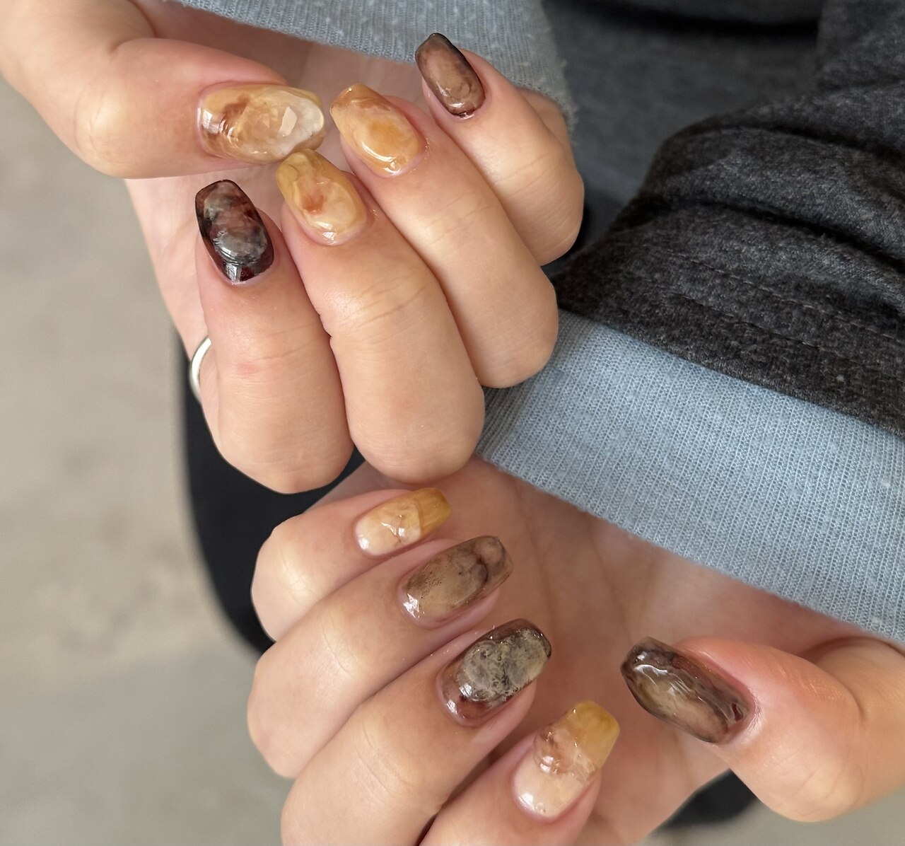 くすみカーキニュアンスゴールドネイル 砂ジェル ミラー 韓国 ちゅるん