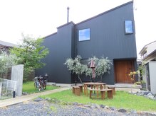 ソエルテ(SOELTE)の雰囲気（街の喧騒から離れた住宅地、ひっそりと。無料駐車場2台分完備）