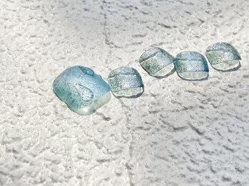 デアフローラ(deaflora)/サンダルを履く足に3