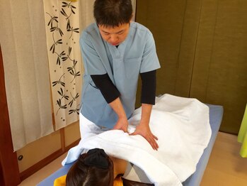 らくだ整体/施術風景【背中～腰】
