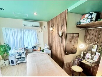 ブリリアント(Brilliant)/明るい自然光が差し込むサロン内