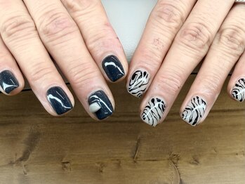 コルネイル(Cor NAIL)の写真/【ご新規様他店オフ無料◎/完全個室】お好きな映画やドラマを観ながら、手元のお洒落を楽しんでください♪