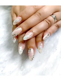 オーロラシェルホワイトネイル