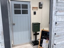 水色のドアが目印です