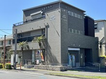 サロンスペース 新浦安店の雰囲気（外観となりますこちらの右脇階段から2階に上がると当サロンです）