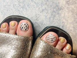 流行！チェッカー柄フットネイル