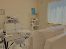 ハーネイルズ(Her nails)の雰囲気（白を基調とした清潔感のある店内）