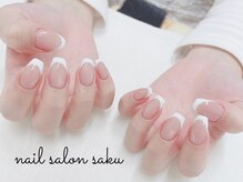 サク(saku)/マグネット×白フレンチ