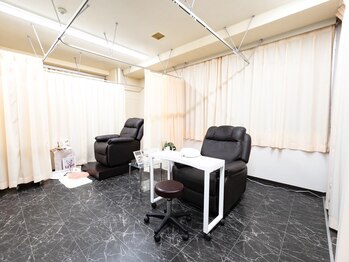 【落ち着いた雰囲気の店内】