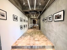 グルス 蔵前 新御徒町店(grus)の雰囲気(入口はギャラリースペースになっています)
