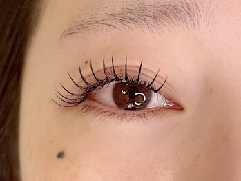 アトリエ リリー(Atelier Lily)の写真/持続力UP&低刺激【LEDエクステ導入】光で接着剤を硬化するため水分や熱に強く直後にお風呂,サウナ,プールOK