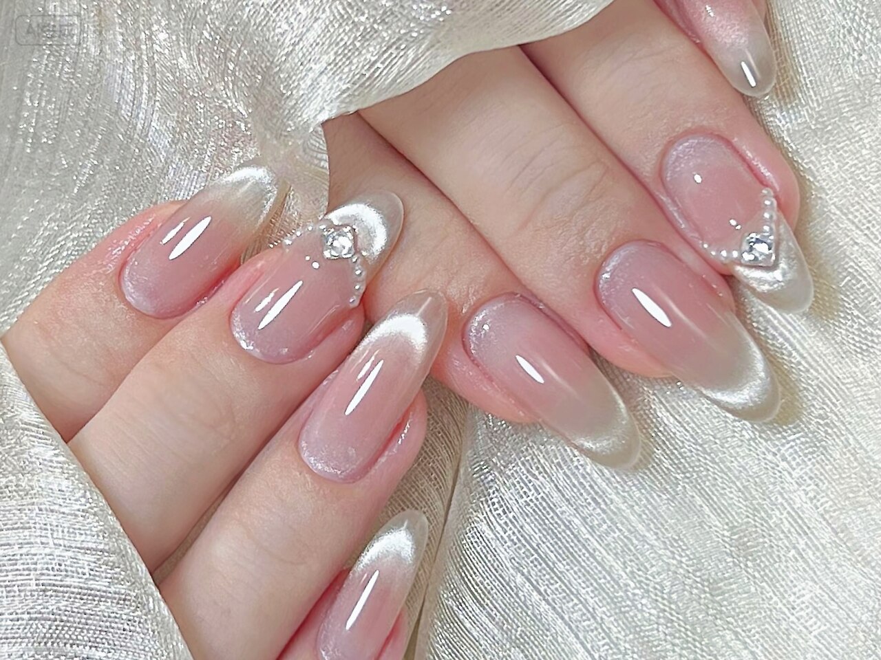 2025年-2026年冬トレンド】ピンク ブライダル ハンドのネイルデザイン