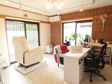 ゆったり寛げるソファと日当たりの良い広々とした空間です♪