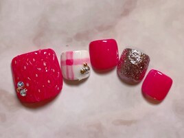 苺のプチプチチェックネイル