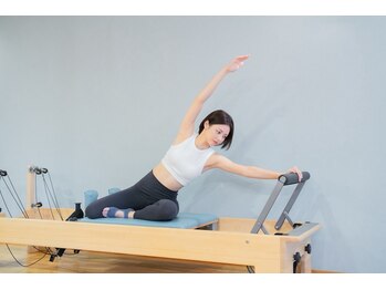 【マシンピラティス専門】姿勢改善・首こり・猫背・巻き肩改善/peace逆井の写真/体幹＆インナーマッスル強化★姿勢を整えて綺麗なボディラインを目指すマシンピラティス体験♪