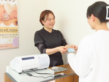 クイック ひらい(Quick)/清潔な受付で整う空間