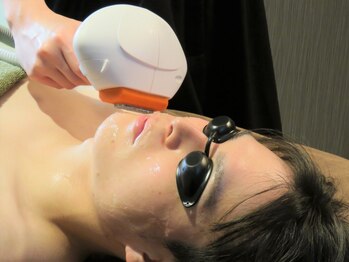 ルークス(LUX)の写真/【二重あご・口横ポニョスッキリ小顔へ★】脂肪分解剤レモンボトル（ラジオ波・EMS付）コース♪