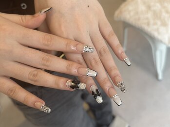 オパール(O'pearl)の写真/お仕事柄派手なネイルができない方にも、上品で大人可愛いネイルをご提案!ハンド&フットの同日施術OK◎