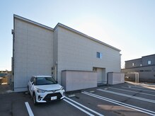 サロンモア(salon More)の雰囲気（サロンの外観です9番に縦列駐車で停めてください）